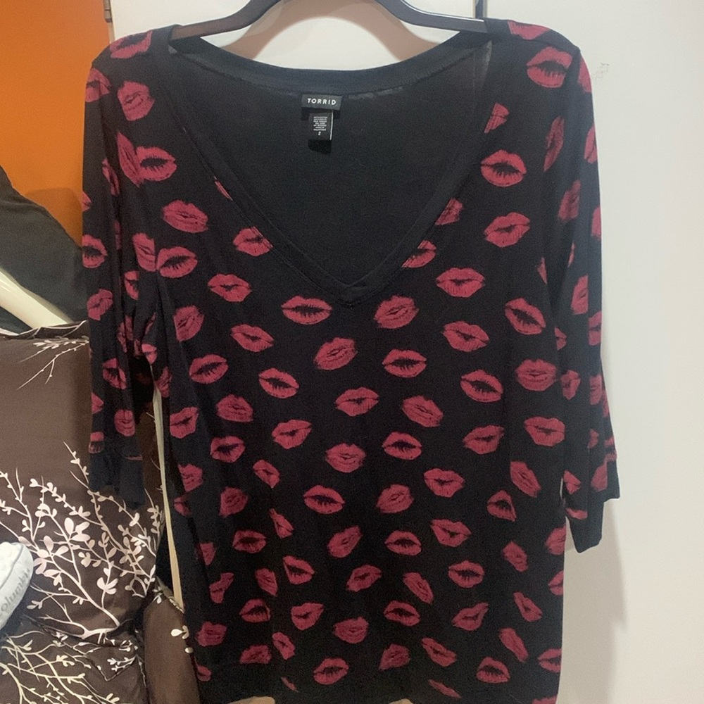 Torrid size 2 black top with kisses